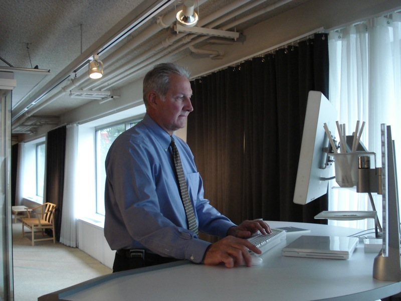 Illustration for article titled Hands (and Feet) On the Steelcase Walkstation (Video)